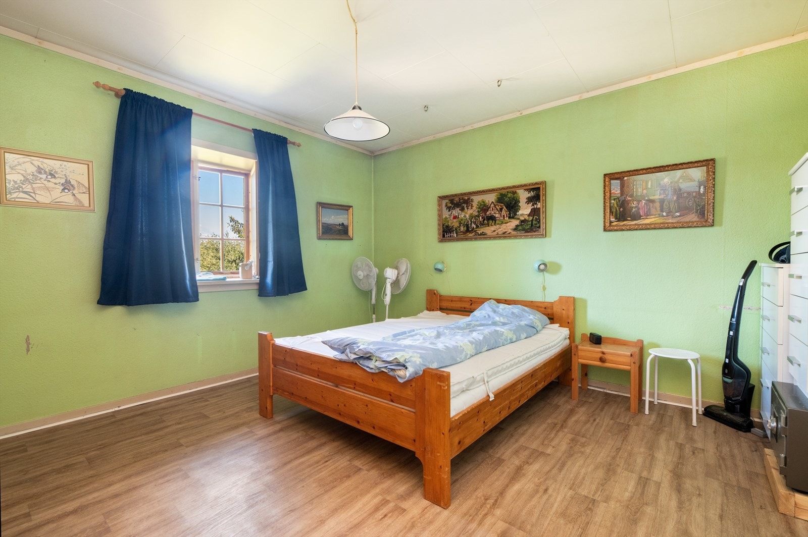 Soverommene er av god størrelse, med god plass til soveromsmøblement og plassbygde garderobeskap for klesoppbevaring. Galleribilde