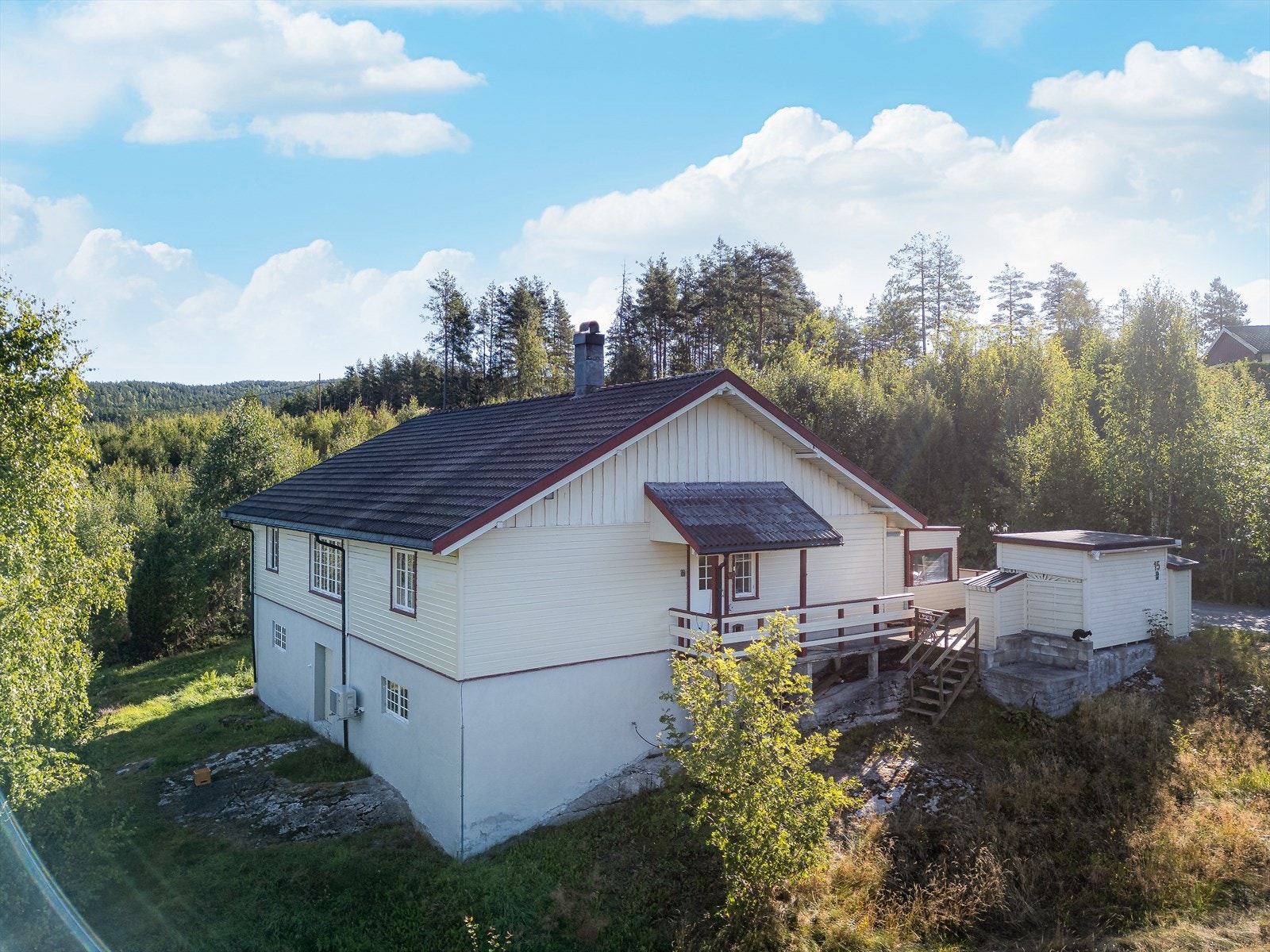 Svensøvegen 15 ligger fint til på Bergeåsen - et hyggelig boligfelt på Svenseid, som ligger i underkant av 6 km fra Lunde sentrum. Galleribilde