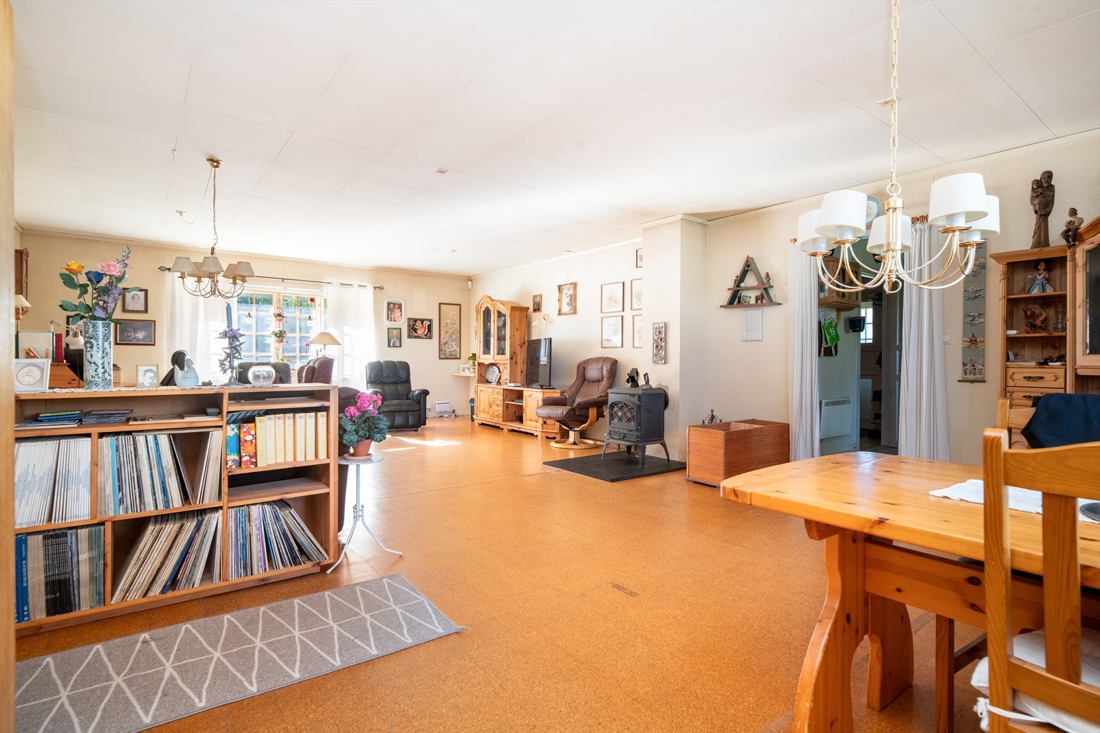 Boligen innehar i stor grad standard fra byggeår, og fremstår med behov for oppgraderinger. Galleribilde