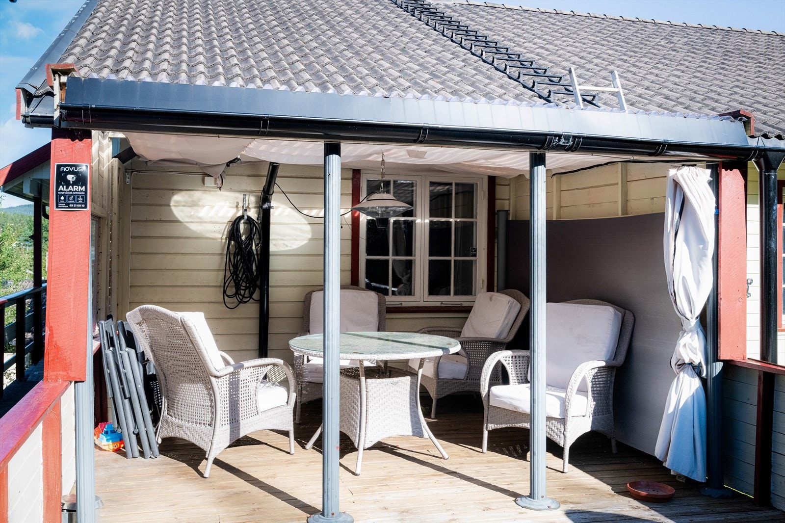 Boligen har et overbygget inngangsparti mot sydvest, samt en romslig og delvis overbygget terrasse mot sydøst. Galleribilde