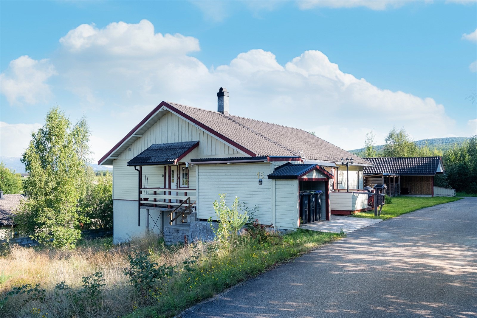 Romslig enebolig med alt på én flate, oppført i 1990. På tomten er det også oppført enkelgarasje i 1992, tilbygget med carport i 1999. Galleribilde