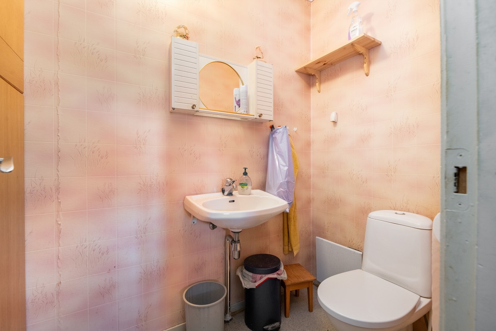 Eget toalettrom utstyrt med gulvmontert toalett og vegghengt servant. Oppvarming via panelovn. Galleribilde