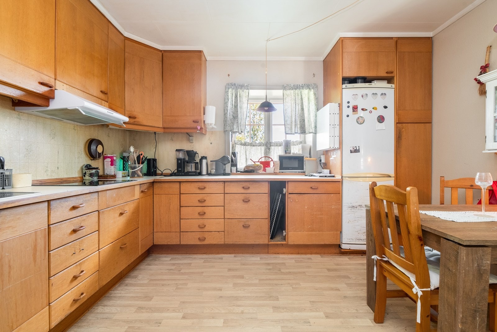 Laminat benkeplate med gode arbeidsflater, nedfelt platetopp og nedfelt benkebeslag i rustfritt stål. Opplegg for oppvaskmaskin. Galleribilde