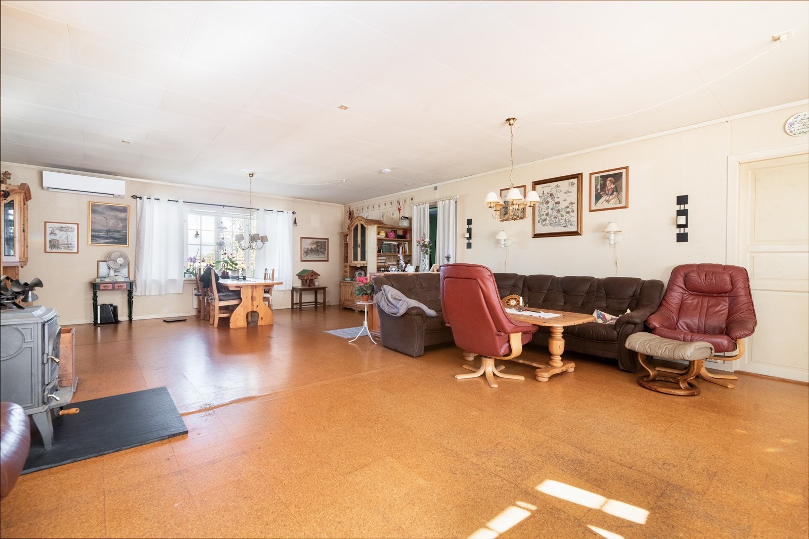 God plass til både sofagruppe og spisestue. Det er etablert ildsted med vedovn som sørger for lun og god varme. Galleribilde