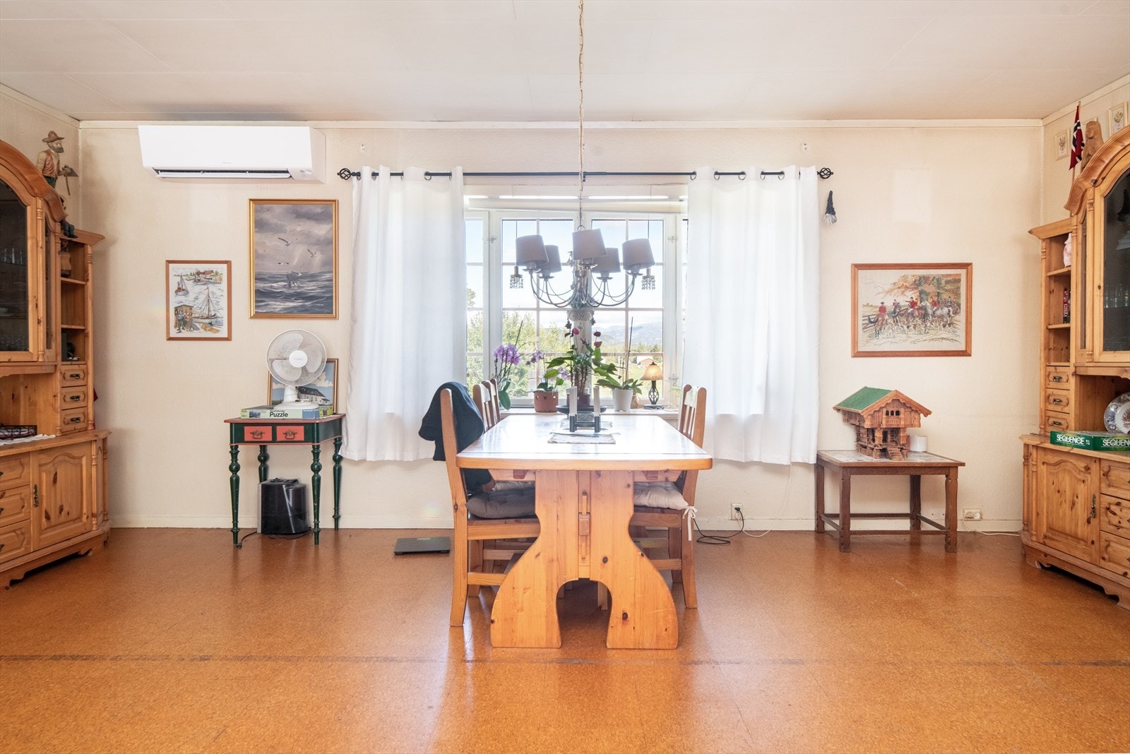 Ny varmepumpe montert av Bø Installasjon i 2023. Innvendige overflater består hovedsakelig av belegg på gulv og tapet på vegger. Galleribilde