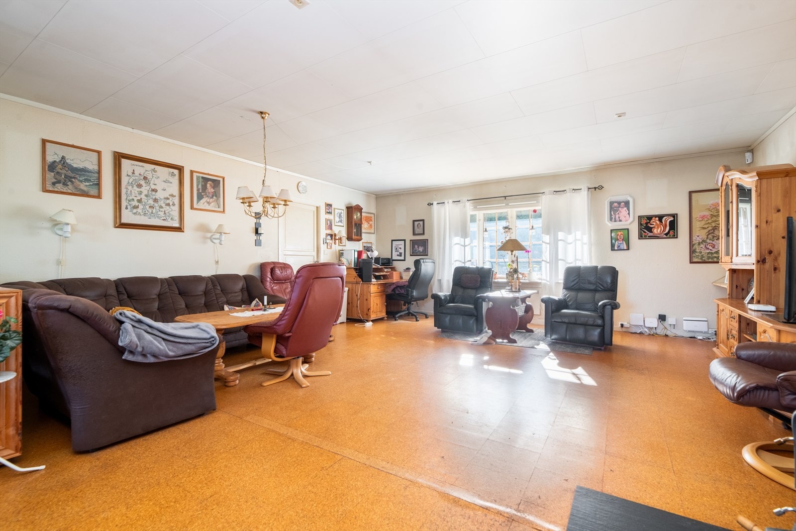 Stor stue med lyse overflater og store vindusflater som slipper inn godt med naturlig lys. Galleribilde