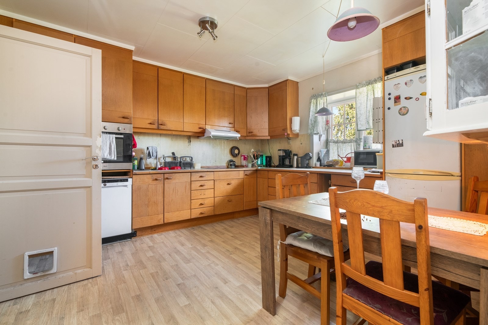 Kjøkkenet er av god størrelse og har eldre, takhøy kjøkkeninnredning med glatte fronter. Godt med skapplass og integrert stekeovn. Galleribilde