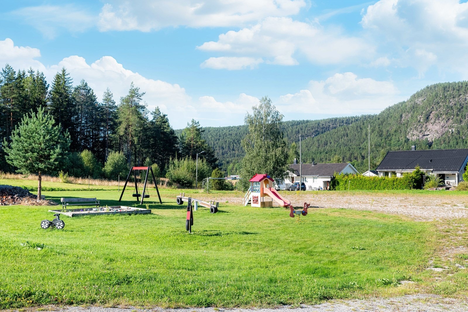 Flotte lekeområder og fotballbane "på løkka" i umiddelbar nærhet. Det er kort vei til Norheimstjønna med badeplass. Galleribilde