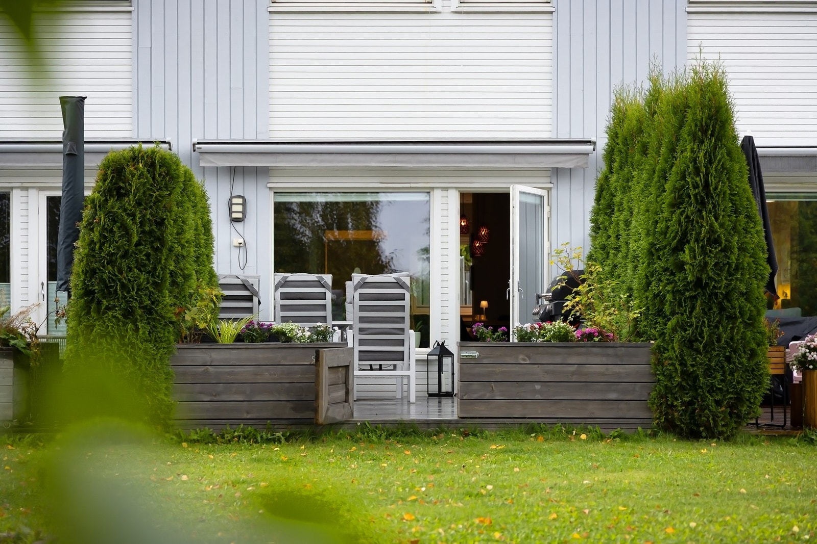 En idyll for barnefamilier med stor terrasseplatting og direkte adkomst til barnevennlig fellesområde Galleribilde
