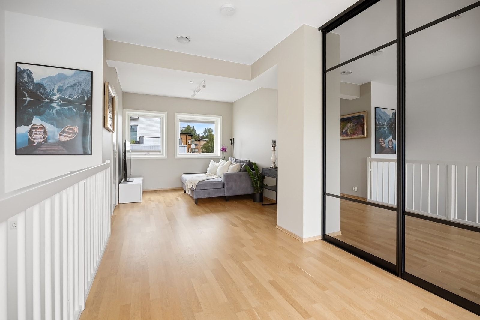 God lagringsplass i denne etasjen med innvendig bod på ca. 2,5 m² og i skyvedørsgarderobe Galleribilde