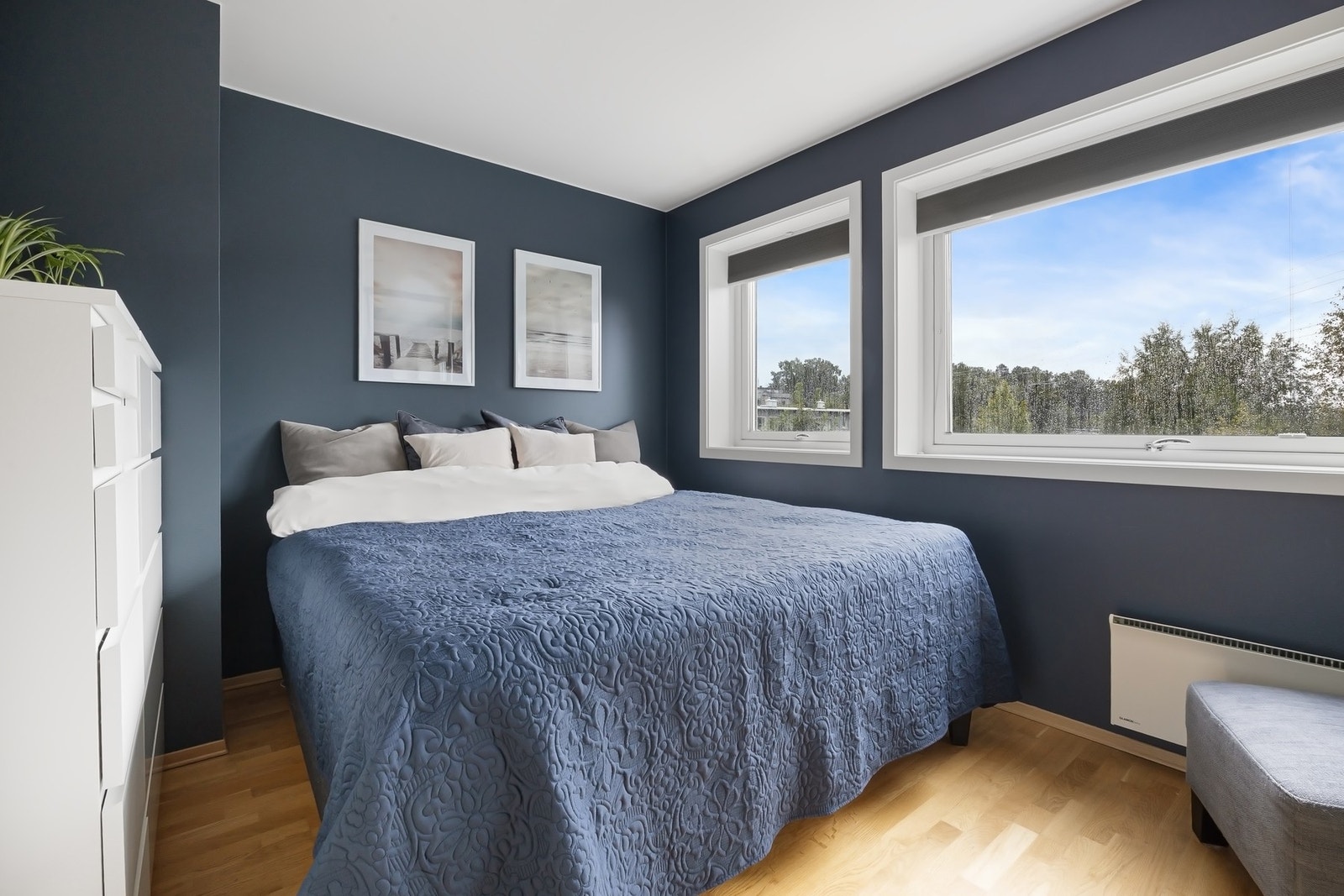Romslig hovedsoverom med store vindusflater som slipper inn godt med naturlig lys Galleribilde