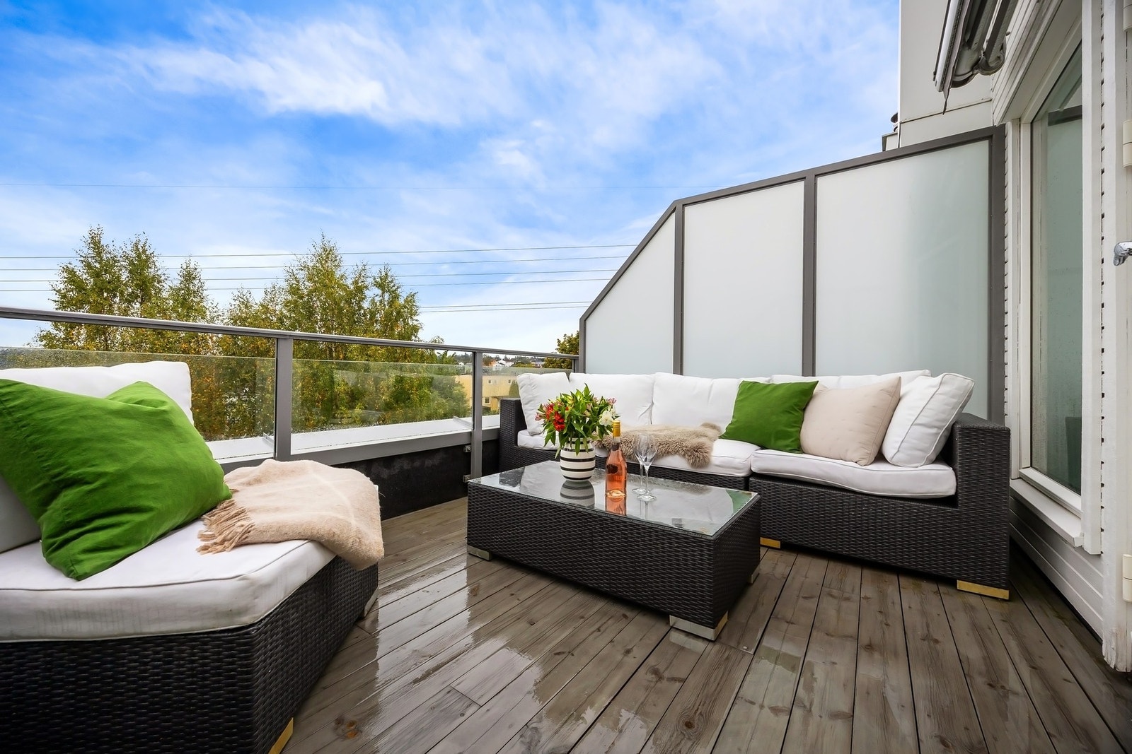 Luftig og solrik terrasse med god plass til utemøblement Galleribilde