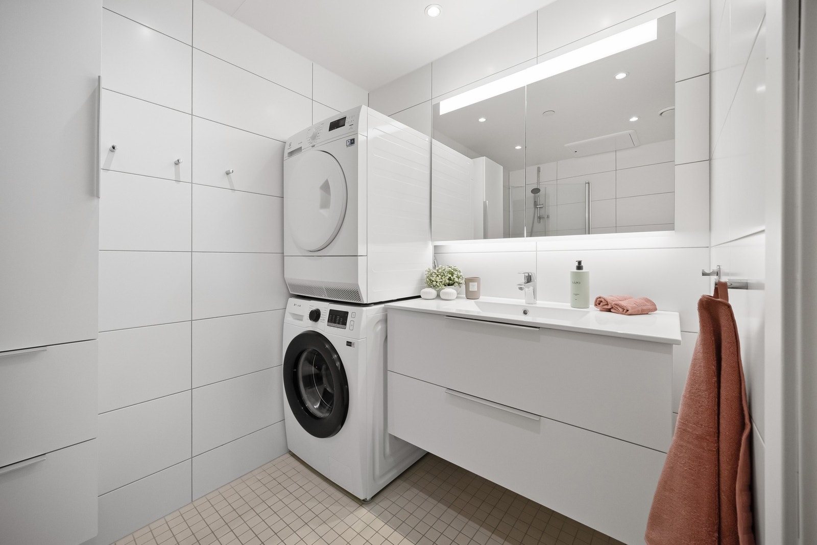 Det er opplegg og plass til oppvaskmaskin og tørketrommel på badet Galleribilde