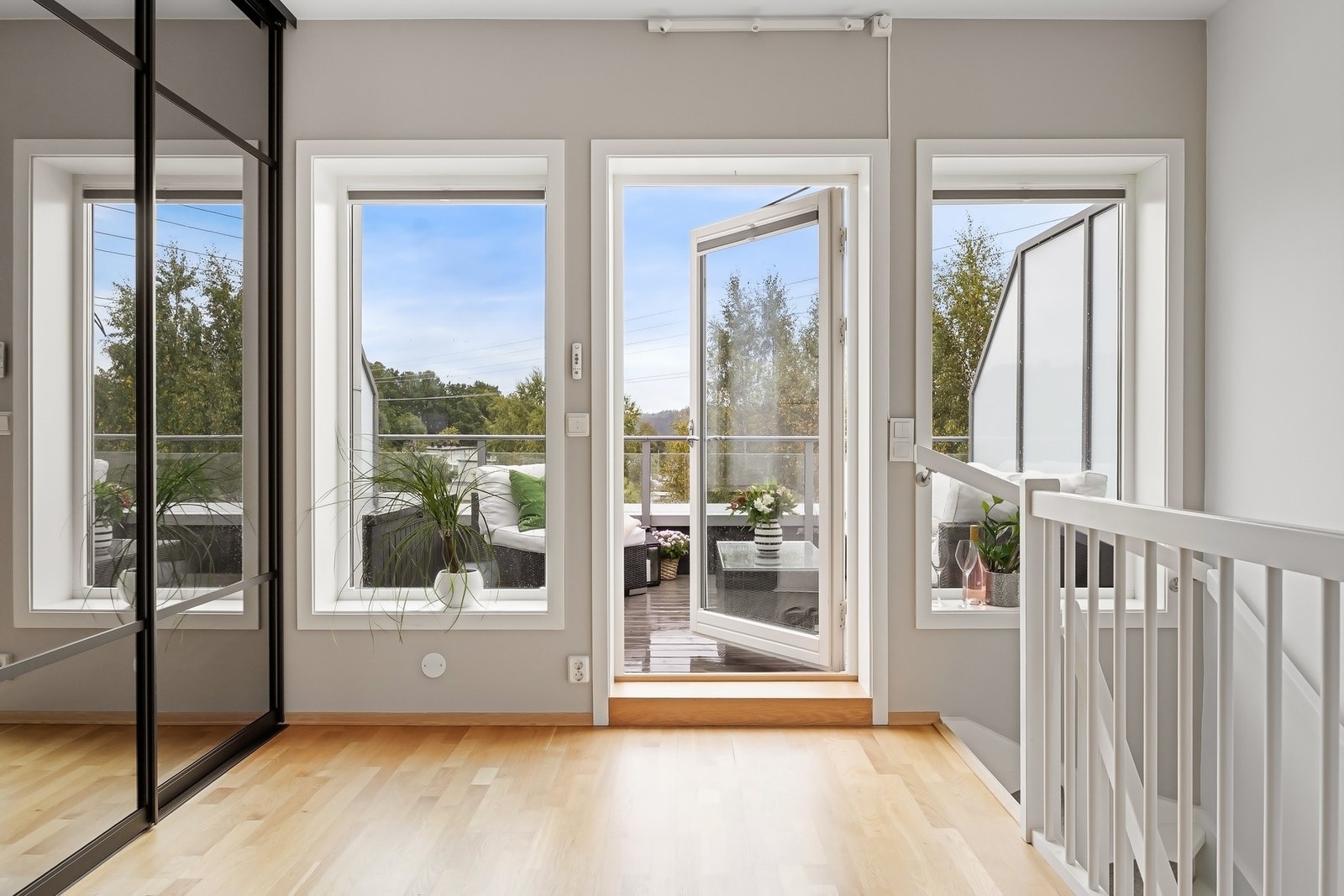 Gjennomgående og romslig 3. etasje med stor stue og utgang til terrasse Galleribilde