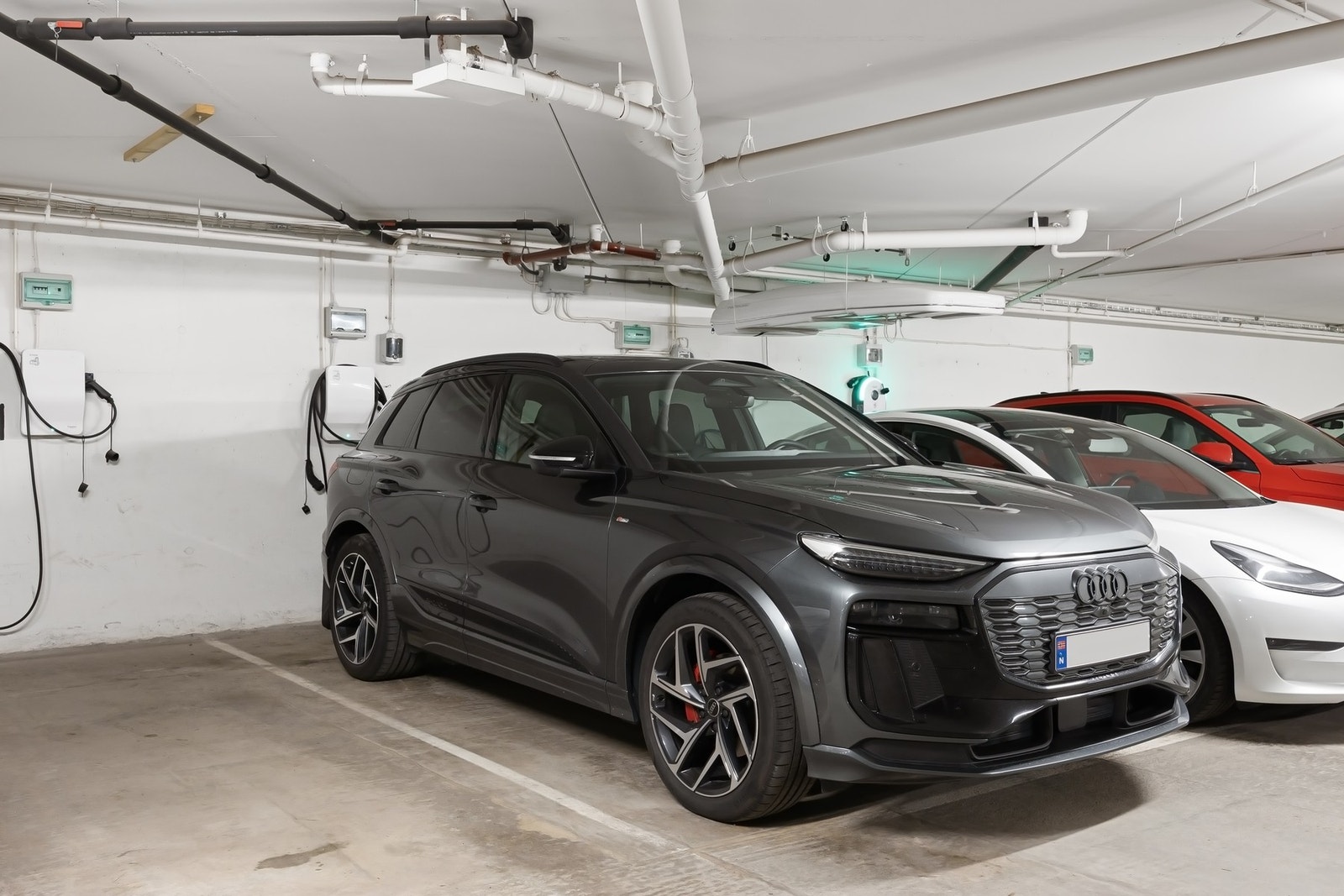 Boligen disponerer en garasjeplass med elbil lader i felles garasjeanlegg. I tillegg kommer egen sportsbod på 6 m² Galleribilde