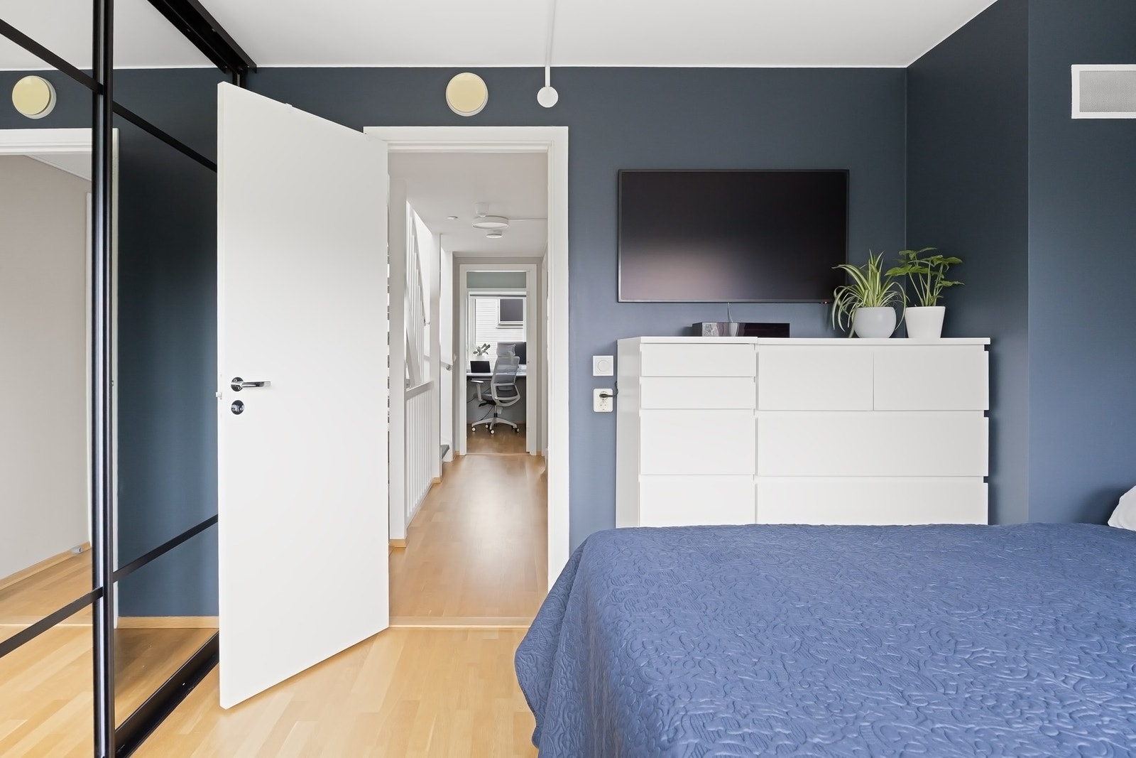 Det er montert stor skyvedørsgarderobe som gir god mulighet for oppbevaring Galleribilde