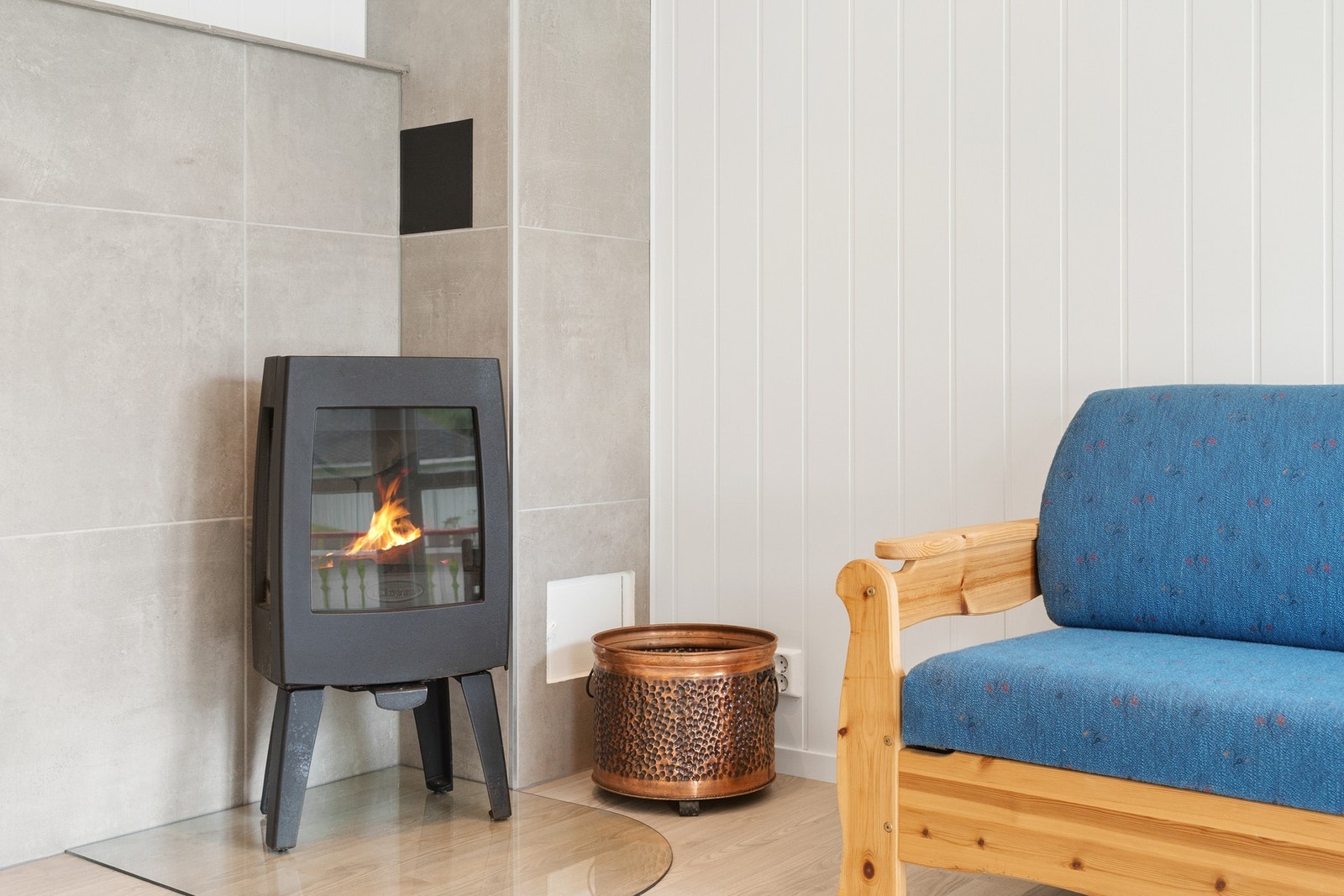 Stuen har også vedovn som sørger for en hyggelig atmosfære og behagelig oppvarming Galleribilde