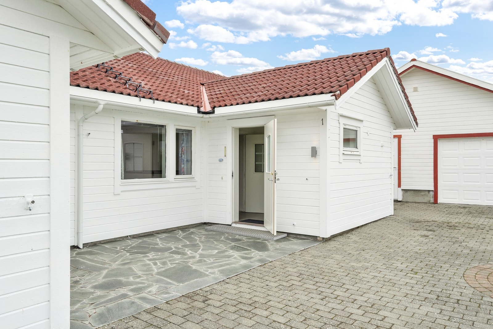 En delt tomannsbolig på leknes Galleribilde