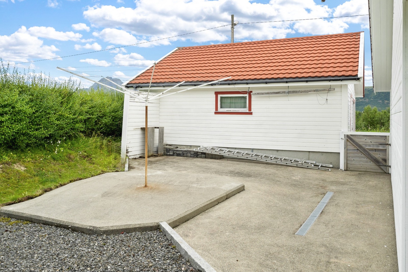 Leknes sentrum er lett tilgjengelig, med et variert tilbud av butikker, spisesteder og tjenester. Galleribilde