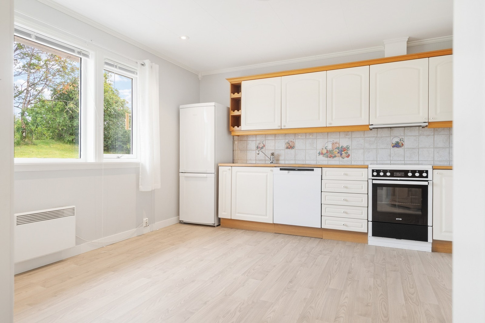 Det er god plass til stort spisebord på kjøkkenet. Galleribilde