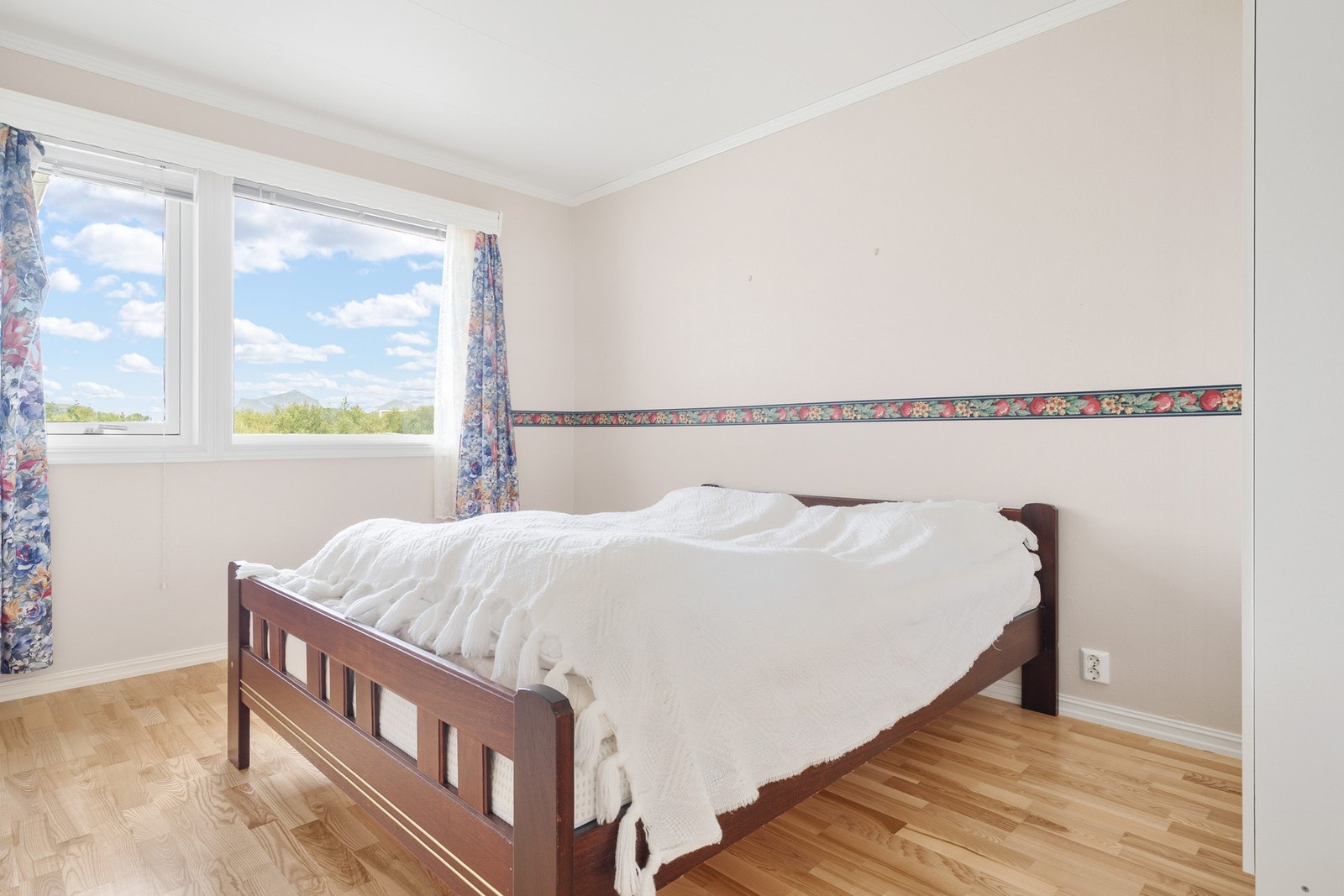 Hovedsoverommet har god plass til dobbeltseng med tilhørende nattbord Galleribilde