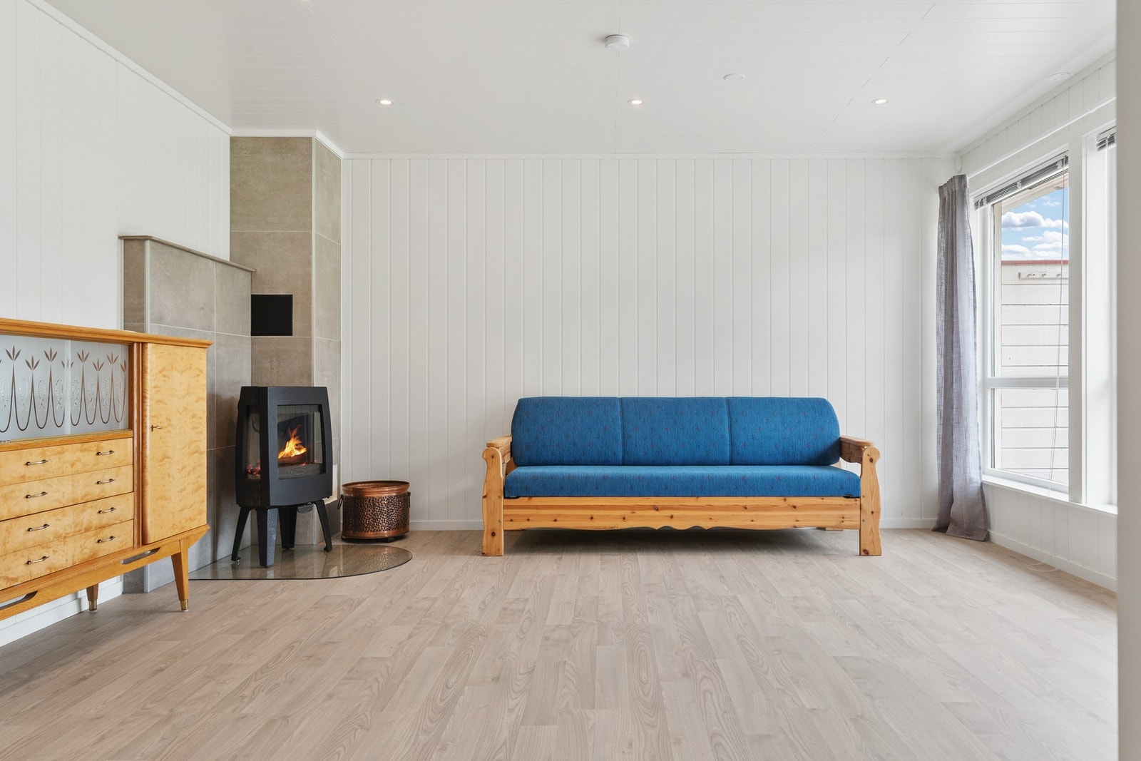 Stuen er av fin størrelse og takket være de store vindusflatene får du inn masse naturlig lys Galleribilde