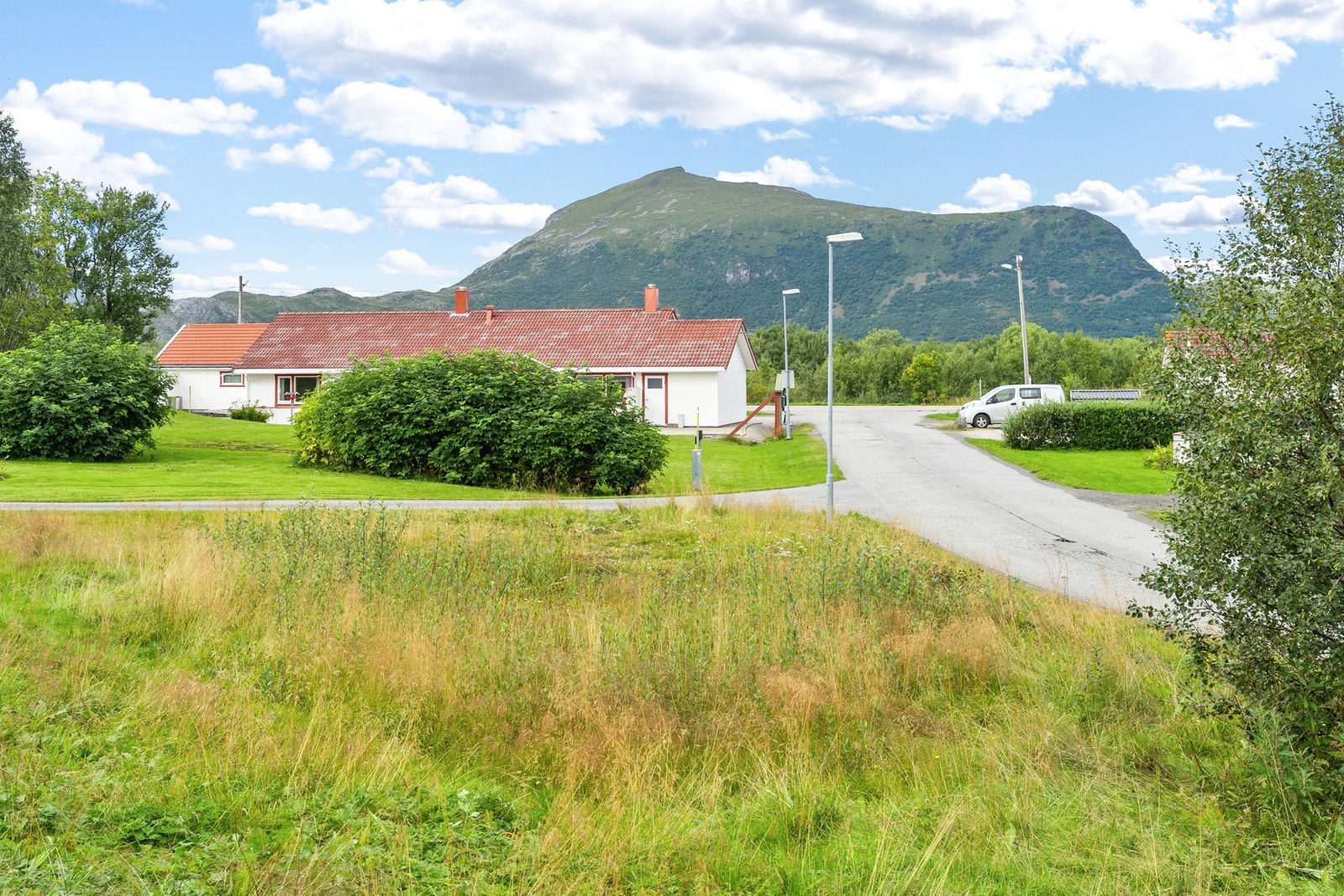 Her får du nærhet til naturen med rike turmuligheter i skog og mark, noe som gir en følelse av ro og mulighet for daglig rekreasjon i hverdagen Galleribilde