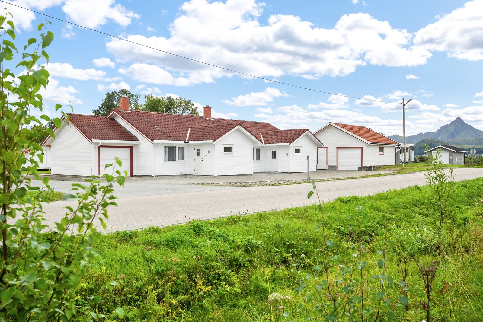 Området er spesielt anbefalt for familier med barn, husdyrere og enslige, noe som vitner om et inkluderende og hyggelig bomiljø, perfekt for de som søker trygghet og fellesskap. Galleribilde