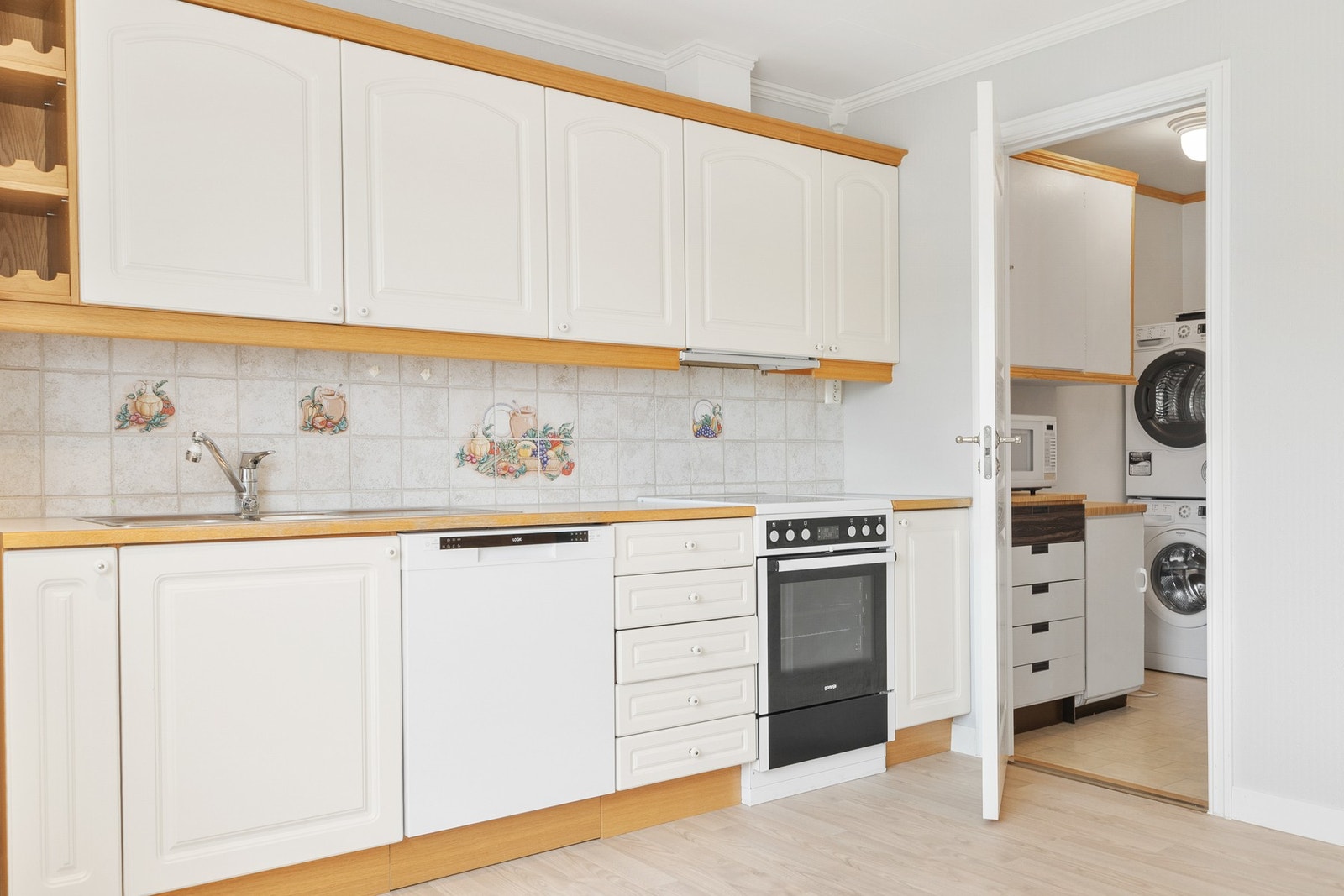 Fra kjøkkenet er det tilkomst praktisk og separat vaskerom, med praktisk innredning. Galleribilde