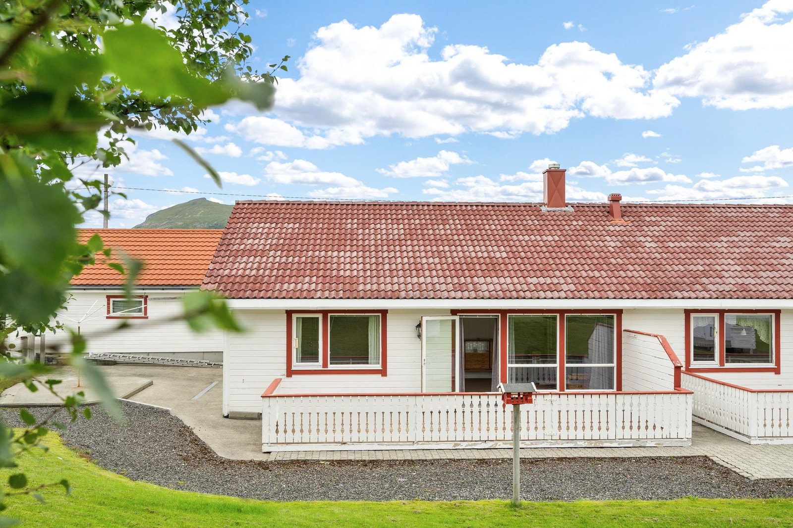 For daglige innkjøp finner du Coop Prix Leknes og Coop Extra Leknes innenfor en kjøretur på ca. 1.6 km og ca. 1.7 km, som dekker alle nødvendigheter for en komplett hverdag. Galleribilde