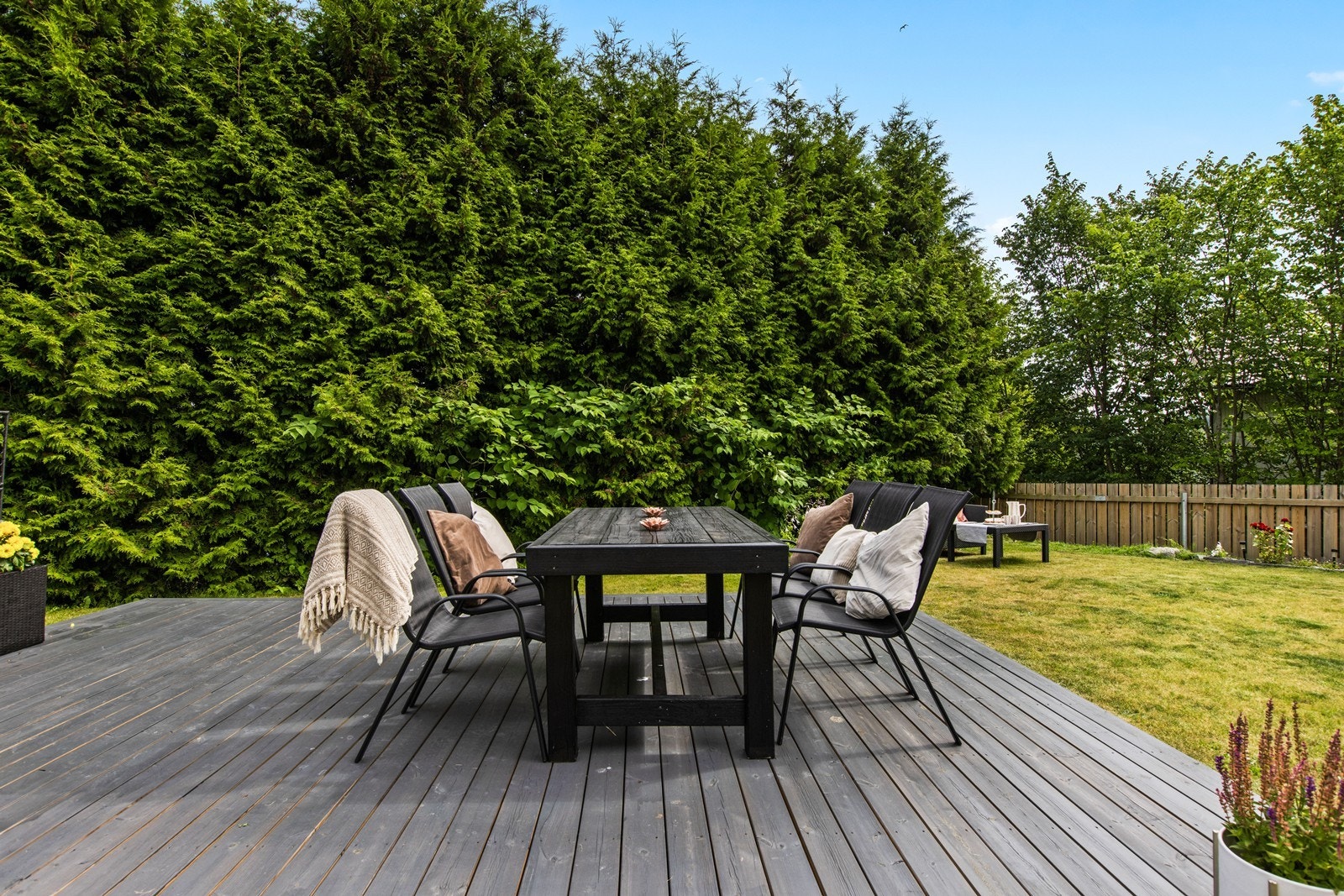 Egen, privat uteplass og hage følger med Galleribilde