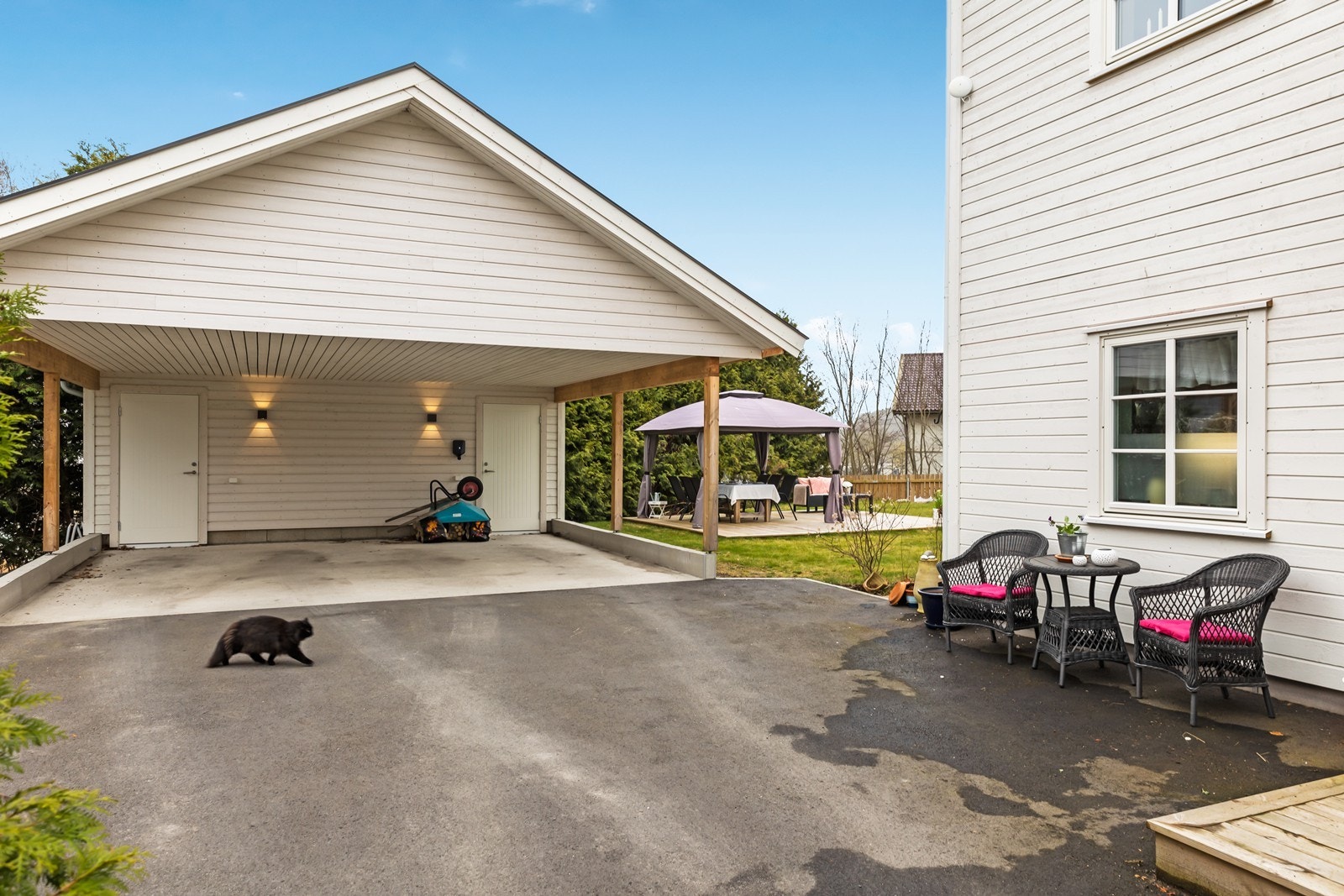 Leiligheten har halvparten av denne flotte carport - venstre side med god bod på innsiden. Galleribilde