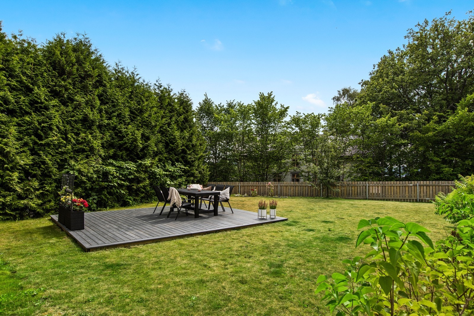 Seksjonen har tinglyst egen hage med flott uteplass på bakkenivå også Galleribilde