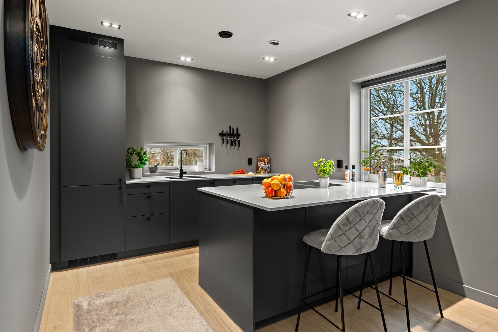 et kvalitetskjøkken med helintegrerte hvitevarer Galleribilde