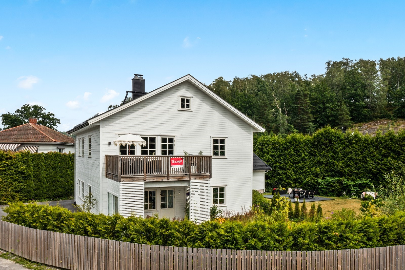 Leiligheten ligger i hele 2.etasje. Veranda med utsikt! Galleribilde