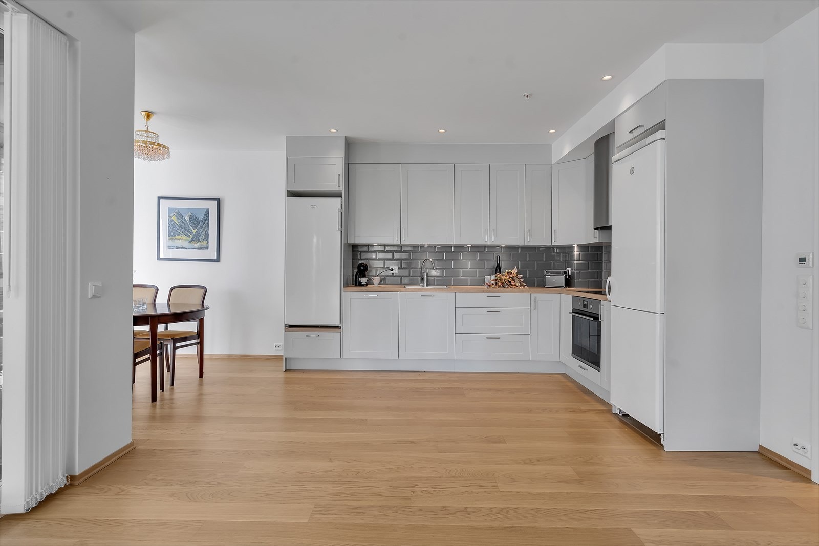 Kjøkkenet er stilrent designet med kvalitetsinnredning fra anerkjente Strai, en perfekt kombinasjon av funksjonalitet og estetikk. Galleribilde