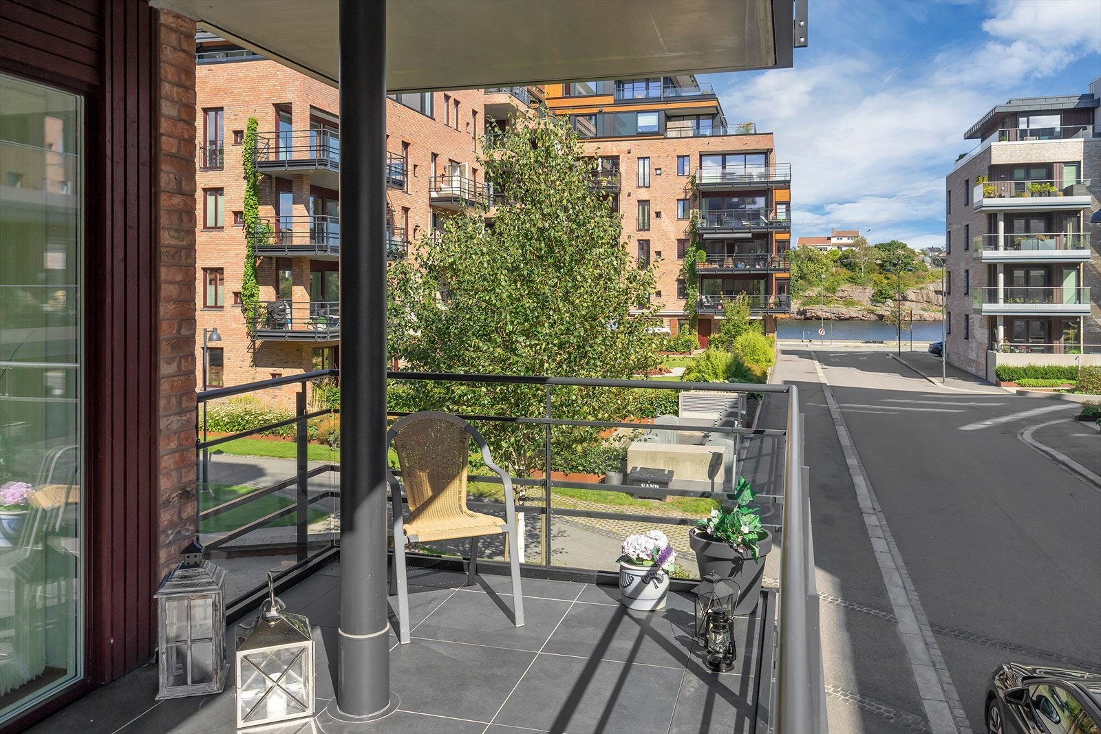 Solide 60x60 fliser som både er moderne og lettstelte. Dette uteområdet byr på høy trivsel og brukervennlighet gjennom hele sommersesongen. Galleribilde