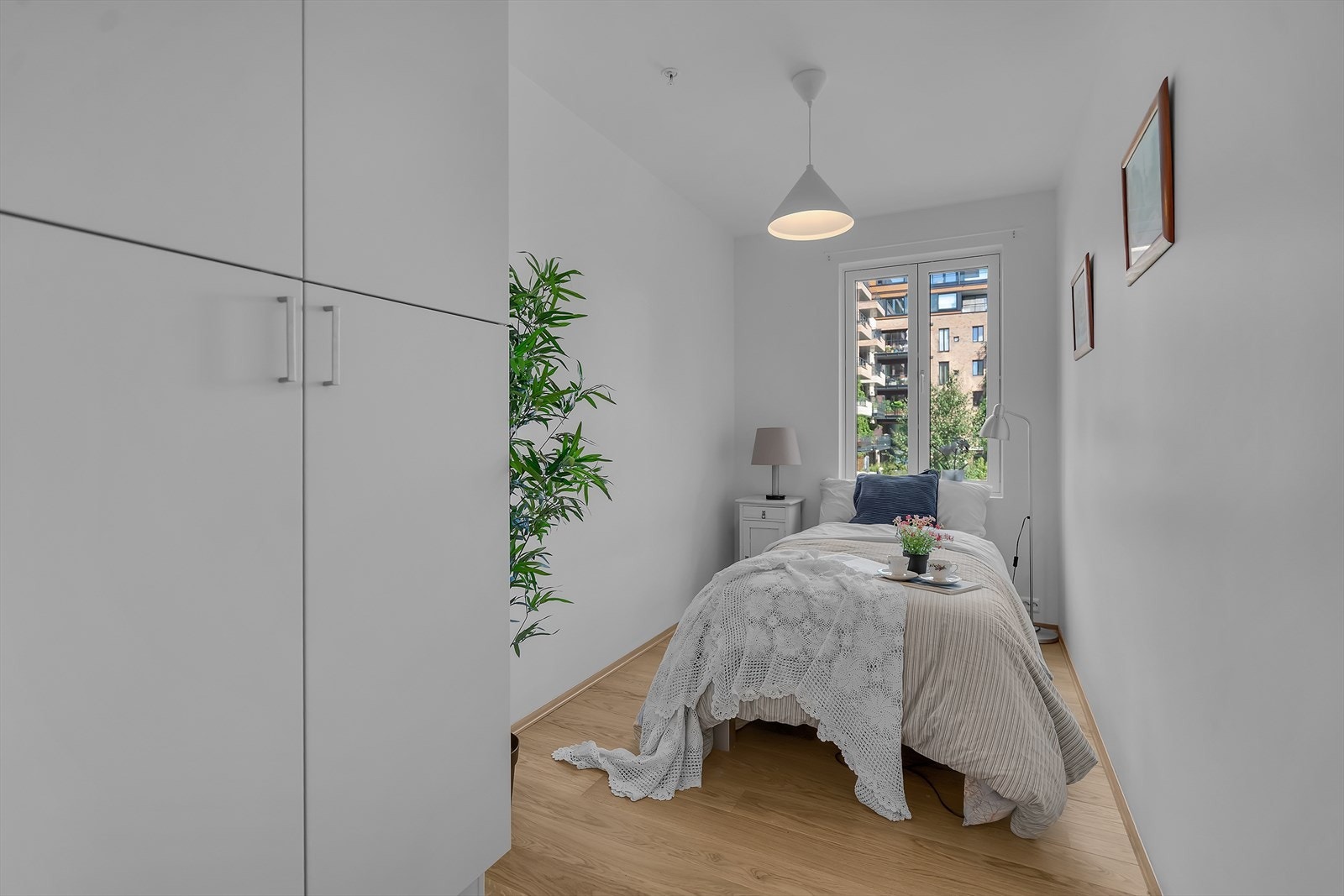 Soverom nr 2 med medfølgende garderobeskap. Galleribilde