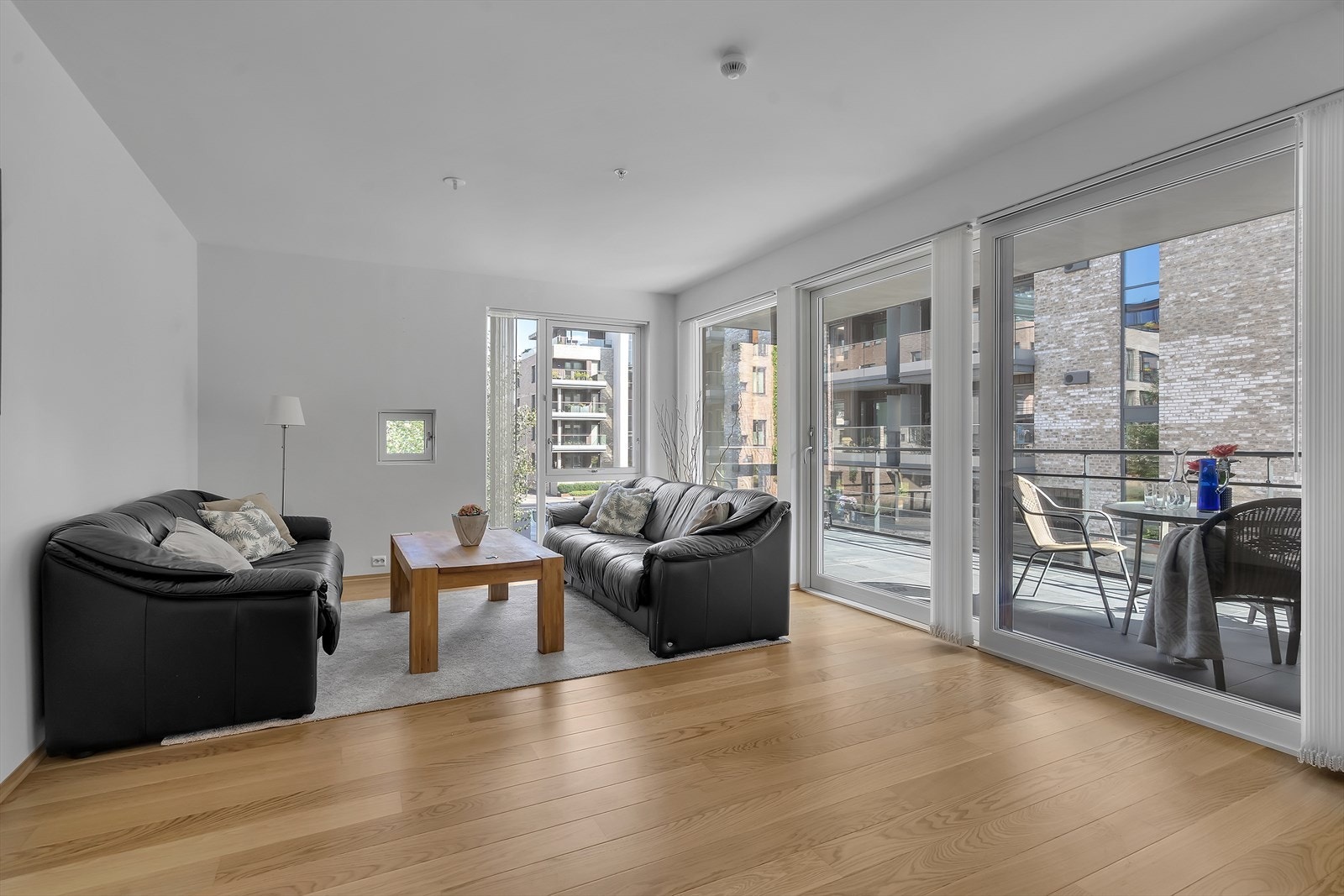 Fra stuen er det også utgang til en romslig balkong via en solid skyvedør, som sikrer enkel tilgang til uteområdet. Galleribilde