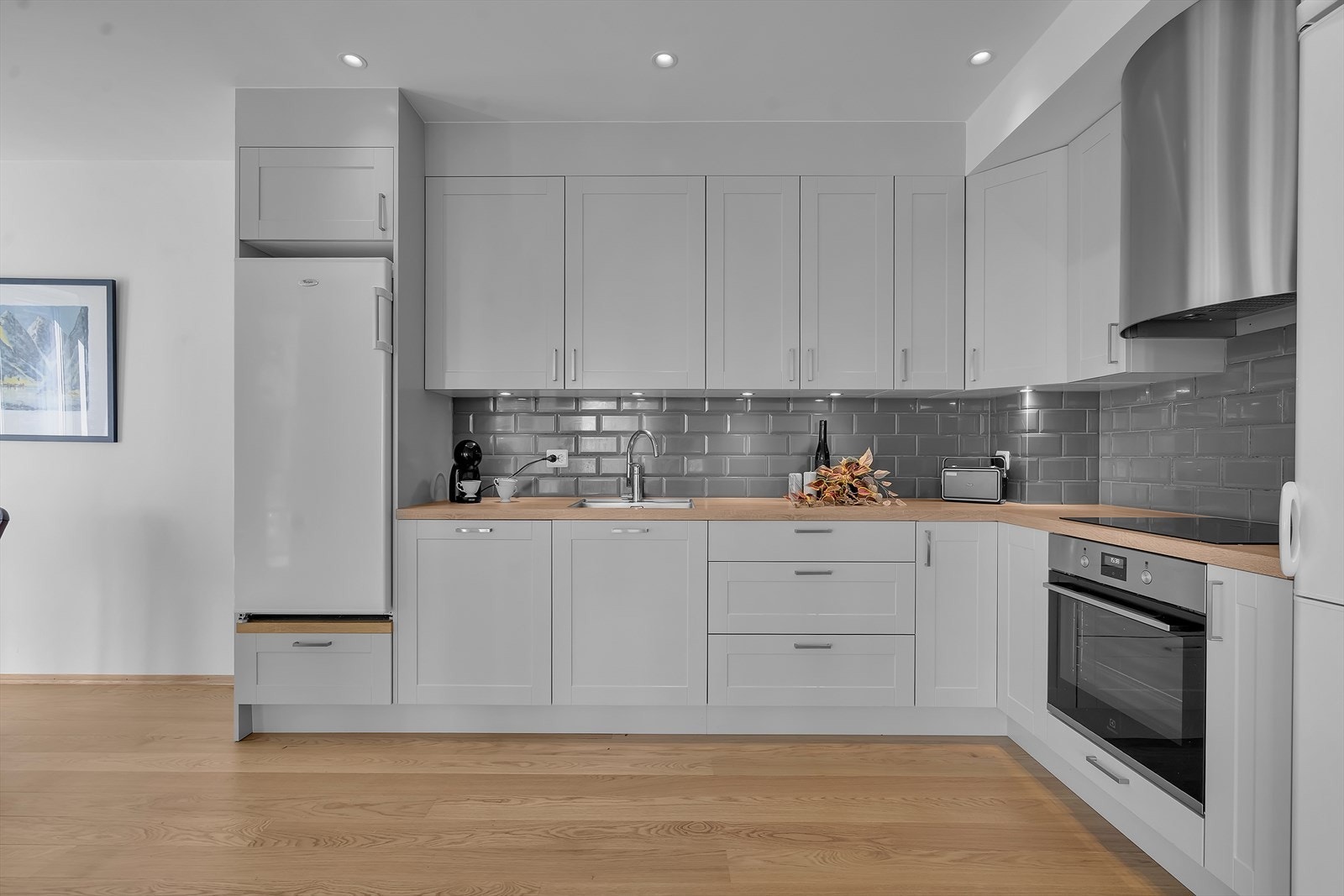 Her er det rikelig med både skap- og benkeplass, noe som gjør det enkelt å holde orden og lage mat i hverdagen. Galleribilde