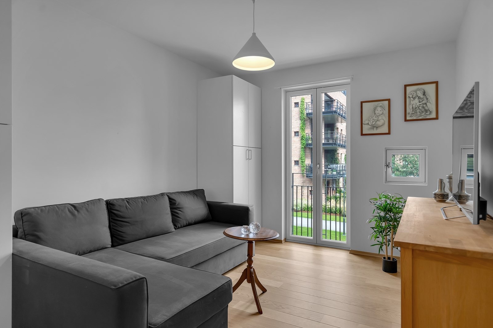 Leiligheten inneholder to velutformede soverom, begge med god plass til seng og med medfølgende garderobeskap for praktisk oppbevaring. Galleribilde