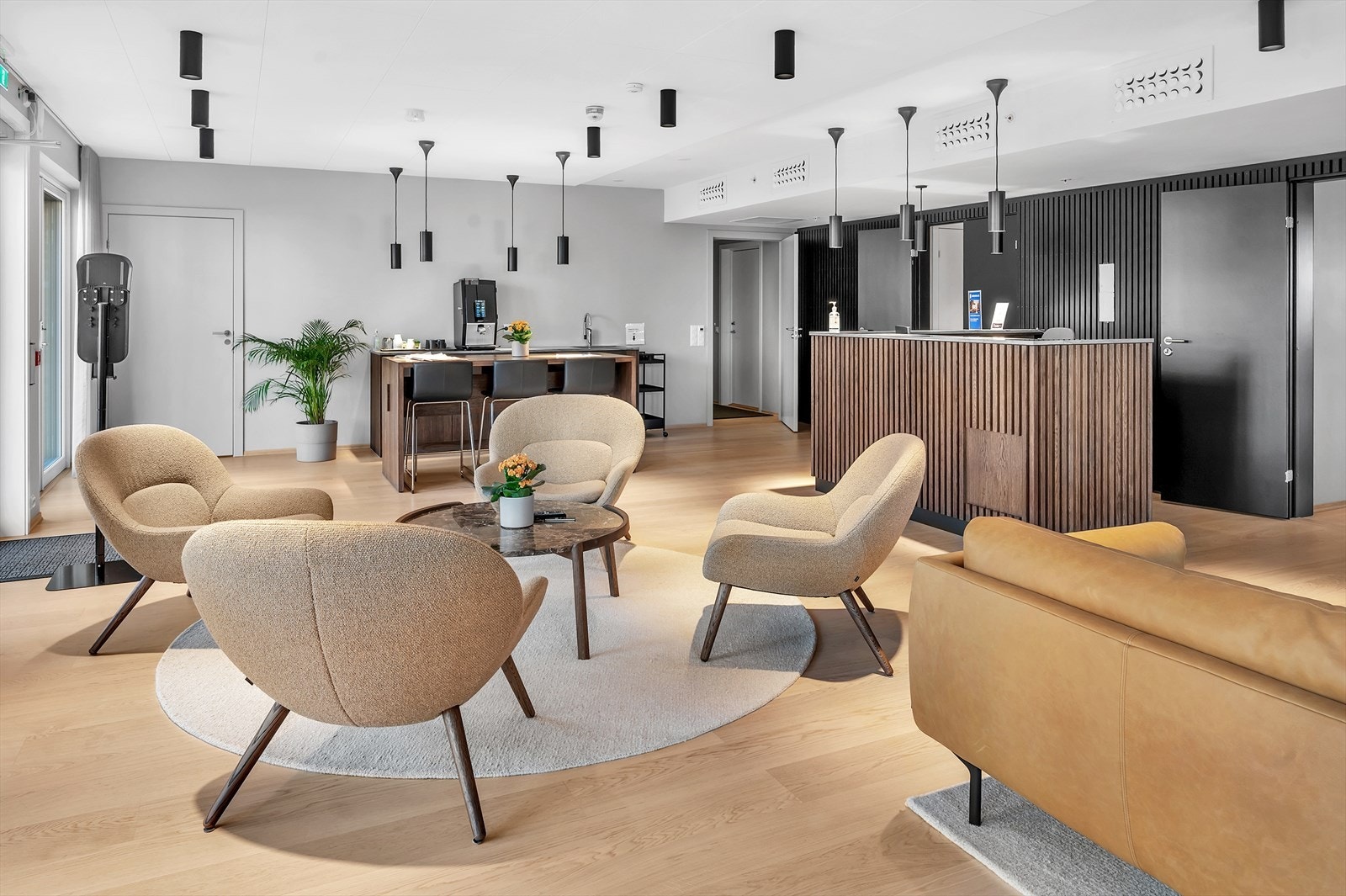 Alle beboerne har tilgang til 300 kvadratmeter felleslokaler, med betjent resepsjon, trimrom, bibliotek, selskapslokaler, 2 "hotellrom" og kjøkken. Galleribilde