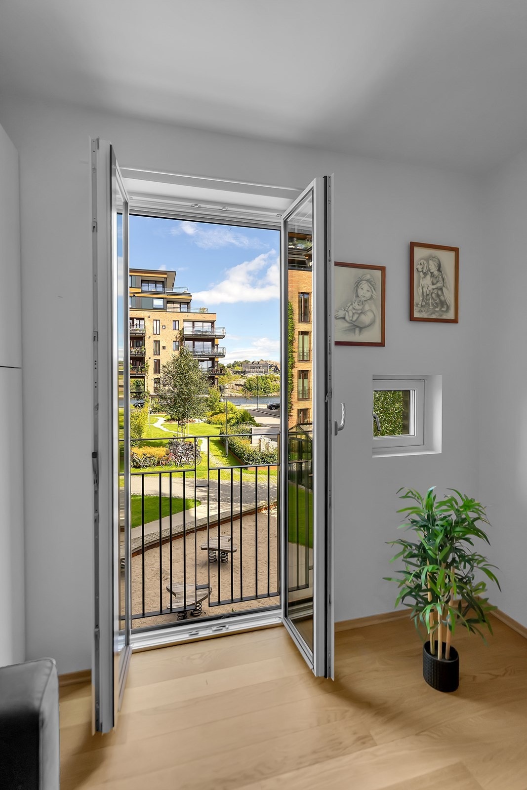 Hovedsoverommet utmerker seg med ekstra god plass til dobbeltseng og en elegant fransk balkongløsning som tilfører rommet både lys og et innbydende preg. Galleribilde