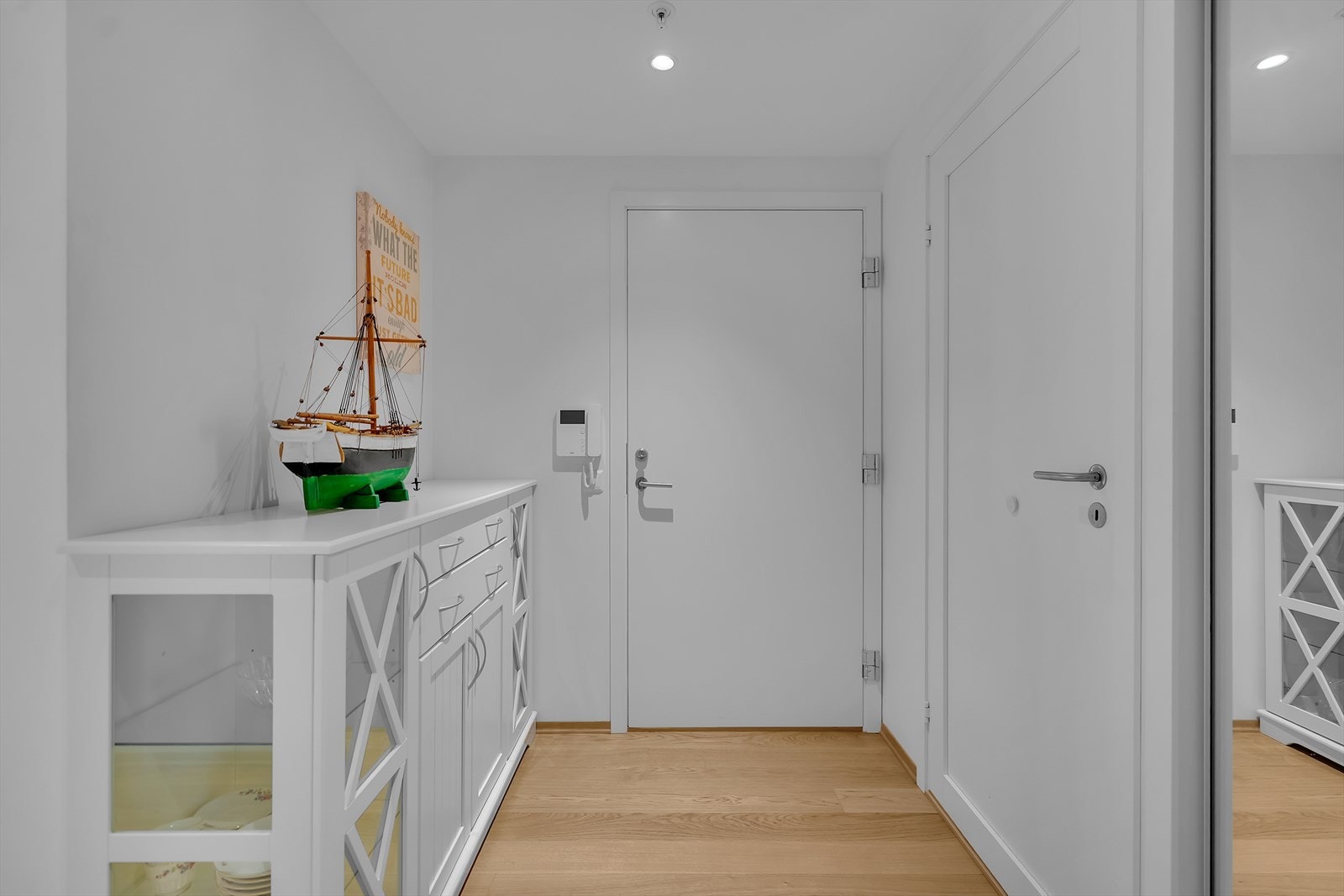 Leilighetens entré ønsker deg velkommen med et lyst og moderne uttrykk som setter tonen for resten av hjemmet. Callinganlegg med lyd og bilde praktisk plassert ved inngangsdøren. Galleribilde