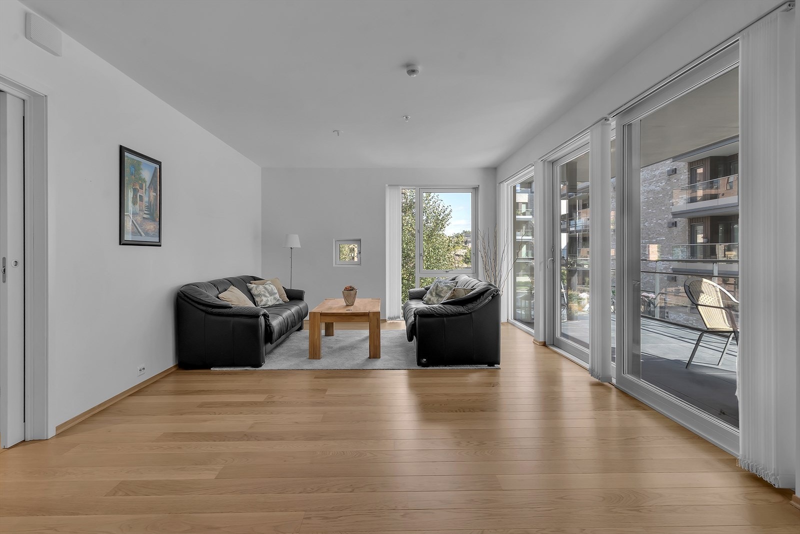 Store vindusflater slipper inn rikelig med dagslys, mens diskrete innfelte spotter i taket gir et stilrent og moderne uttrykk. Galleribilde