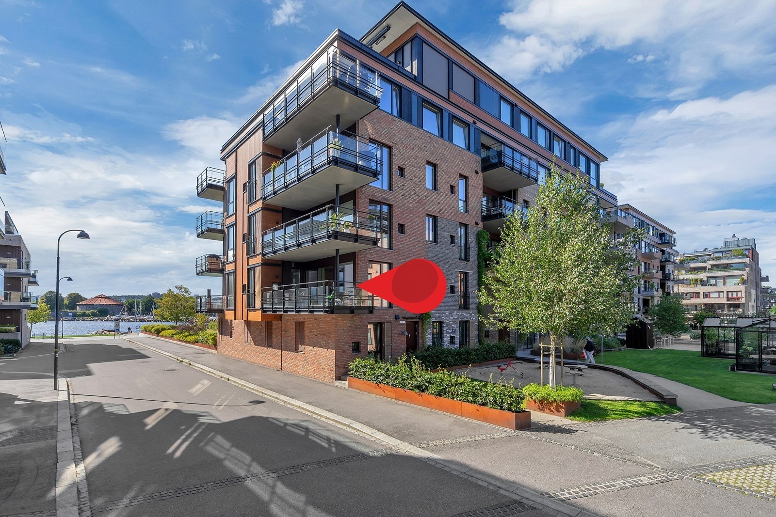 Drømmer du om å bo i vannkanten med nærhet til alt byen har å tilby? Denne attraktive leiligheten i andre etasje gir deg nettopp det. Med en skjermet beliggenhet i enden av etasjen, deler du oppgangen kun med én annen leilighet. Galleribilde