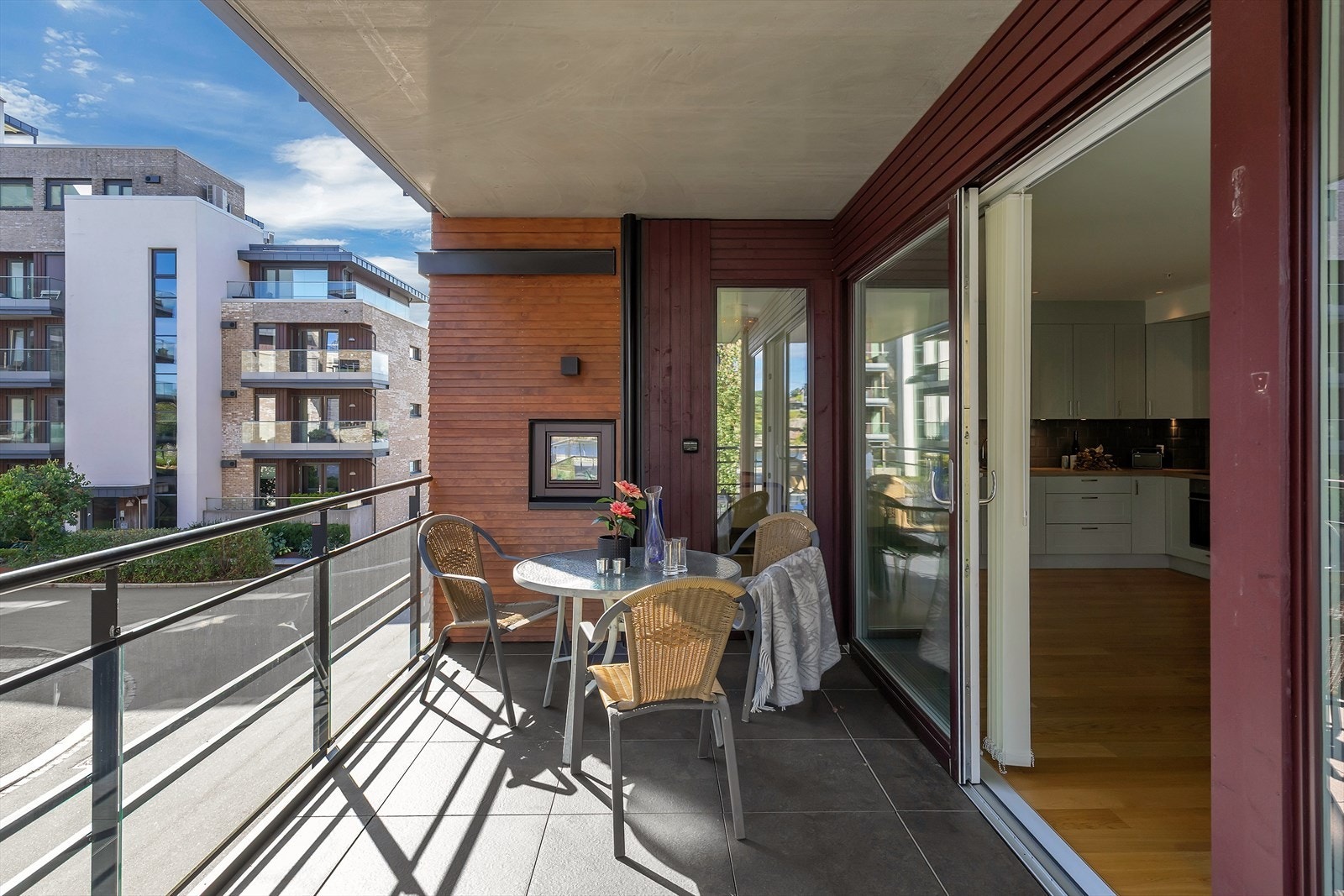 Denne romslige, overbygde balkongen blir et naturlig samlingspunkt på solfylte dager. Galleribilde