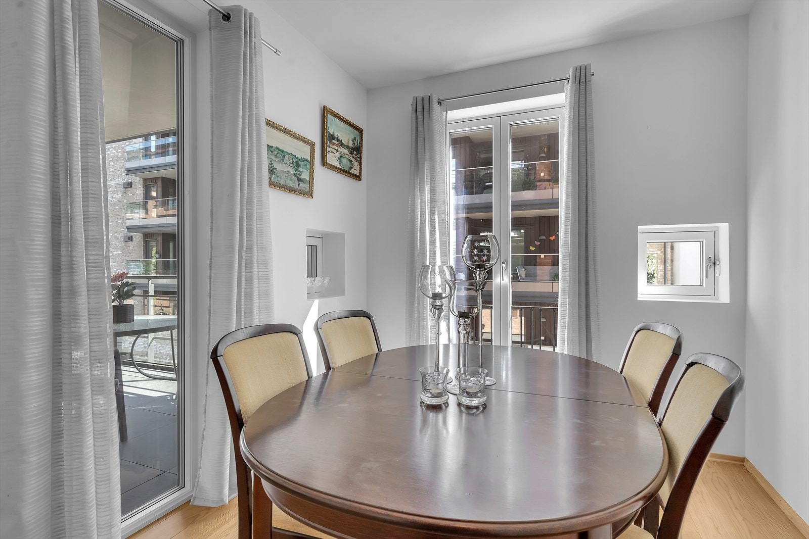 Stuen har flere gode kvaliteter, som slette veggflater, et balansert ventilasjonsanlegg, vannbåren varme i parkettgulvet og en elegant fransk balkong ved spisestuesonen. Galleribilde