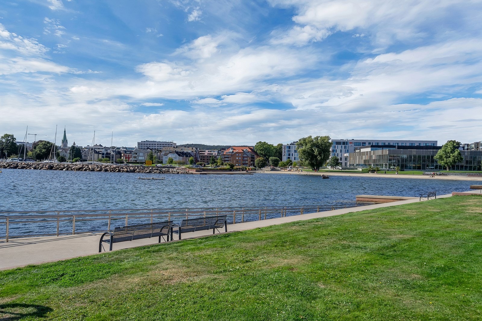 Bystranda like ved. Galleribilde