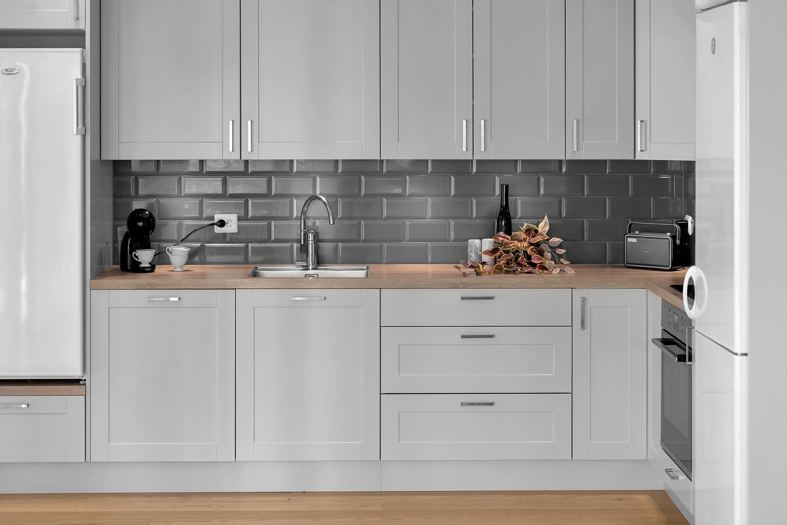 Frittstående kjøle-/fryseskap samt separat fryseskap kan medfølge. Praktiske sikkerhetsløsninger som komfyrvakt og lekkasjesensor er allerede på plass. Galleribilde